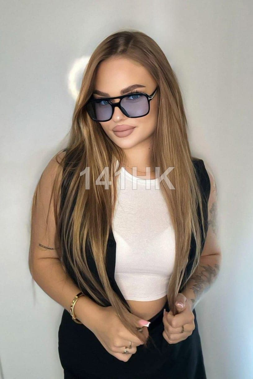 Lola — Tsim Sha Tsui 141HK portrait 6